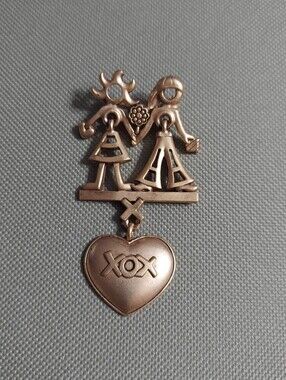 Danecraft Vintage Frosted Gold Tone/'Best Friends XOX' Dangle Heart Brooch/Pin